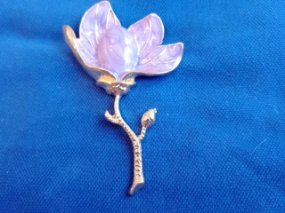 Brož - Fialový květ magnolie